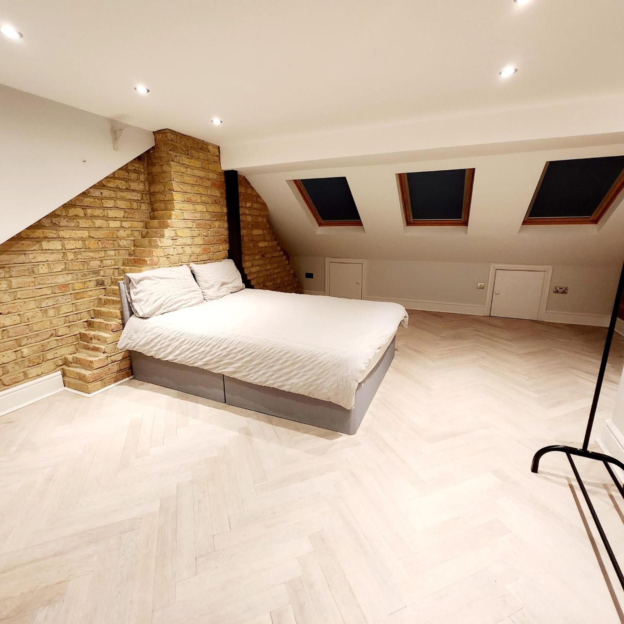 Gazde/Camere de închiriat Contemporary 3 Bed House With Spacious Garden Close To Stratford & Canary Wharf *